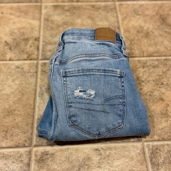 American Eagle Jeans High Waisted Distressed Ripped Light Wash Size 2 Short - Picture 12 of 12